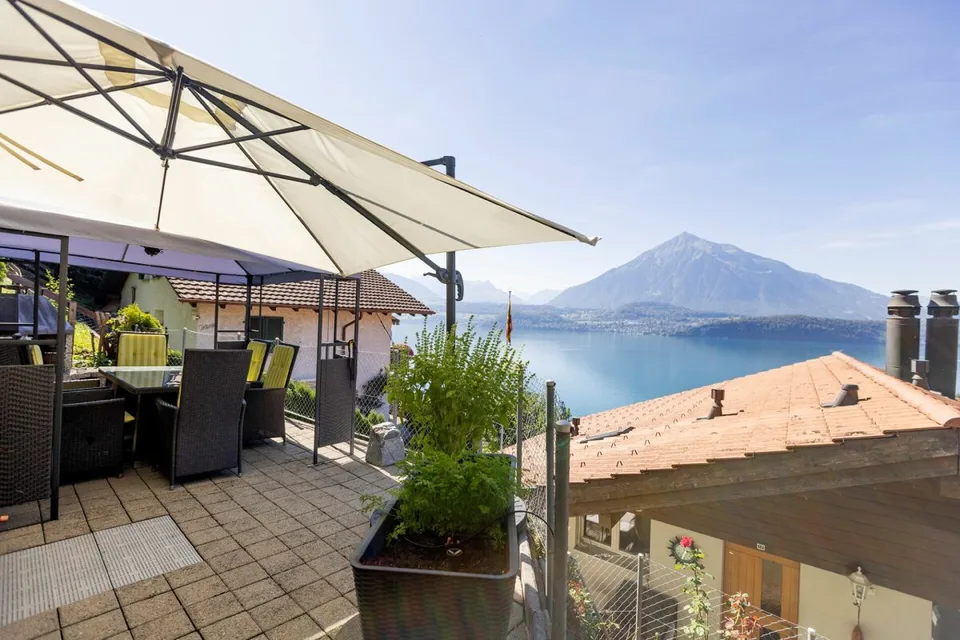 4.5-room owner-occupied apartment with unparalleled lake and mountain views