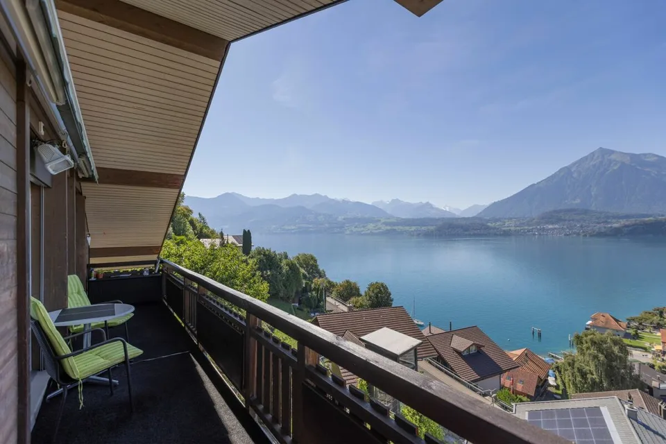 4.5-room owner-occupied apartment with unparalleled lake and mountain views