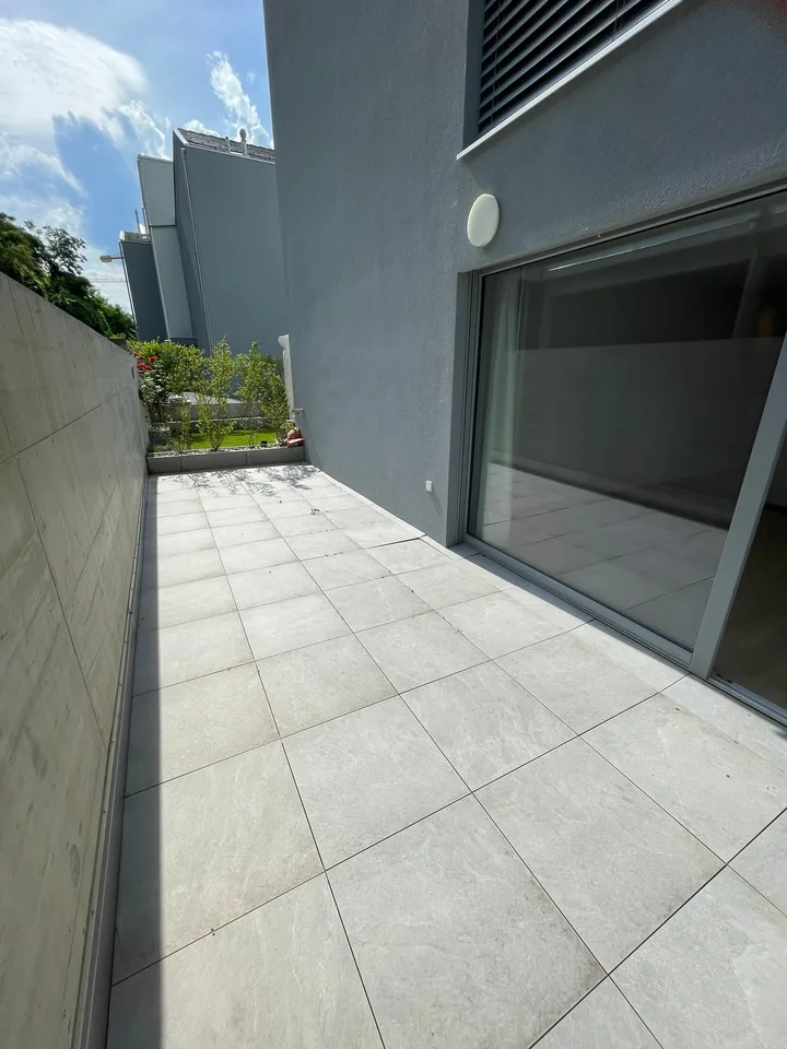 STUDIO MODERNE LUMINEUX AVEC TERRASSE / MALOC-IMMO