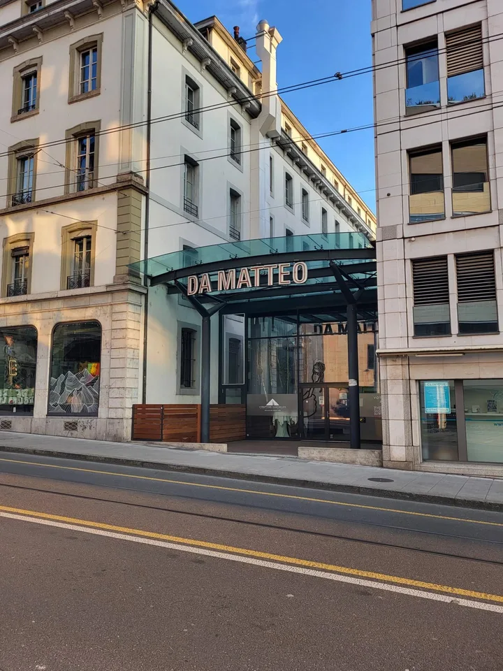 Arcade commerciale avec dépôt et parking, situation idéale !