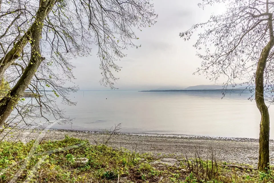 Villa pieds dans l'eau avec parcelle de 7'585m2