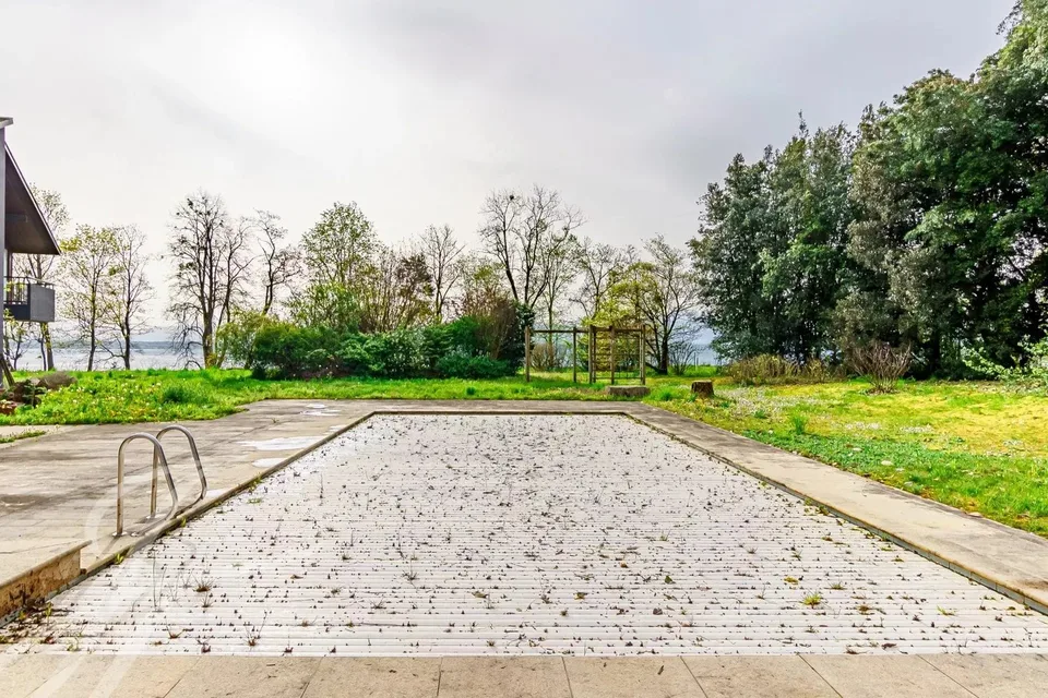 Villa pieds dans l'eau avec parcelle de 7'585m2