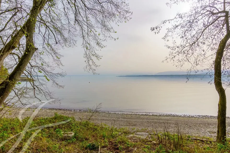 Parzelle von 7'585m2 direkt am Wasser