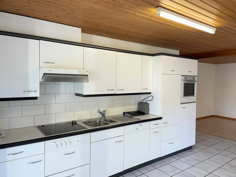 Bello appartamento di 3 camere in un'area verde con piscina e grande giardino a Gümmenen