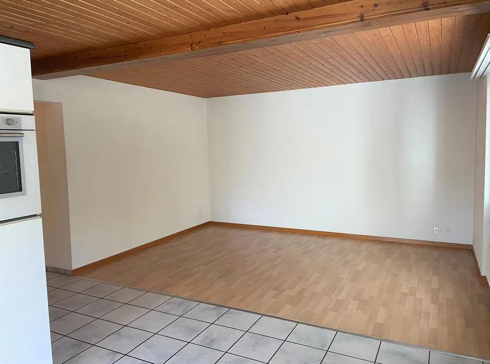 Bello appartamento di 3 camere in un'area verde con piscina e grande giardino a Gümmenen