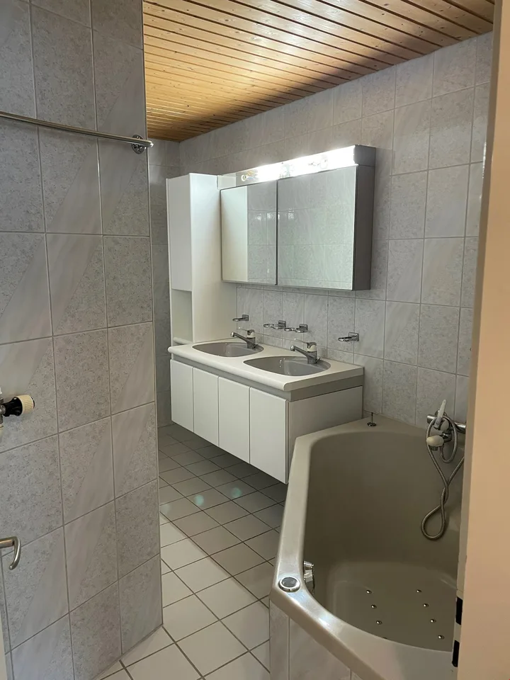 Bello appartamento di 3 camere in un'area verde con piscina e grande giardino a Gümmenen