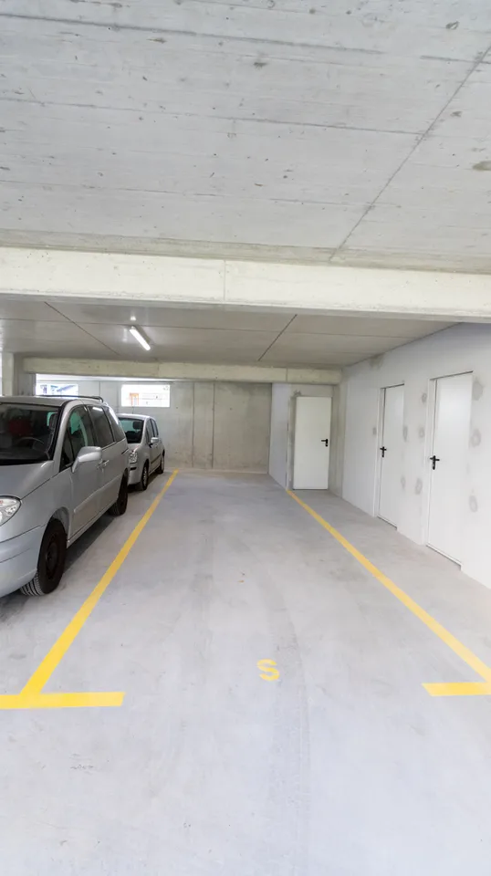 ZU VERMIETEN IN MONTHEY, DOPPELT ÜBERDACHTER PARKPLATZ