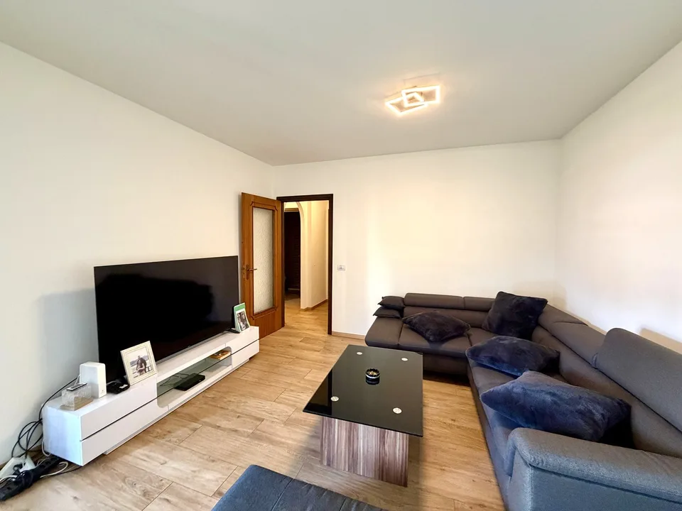 2.5 locali, ristrutturato, balcone e box privato, Paradiso (AV094 – PPP 9)