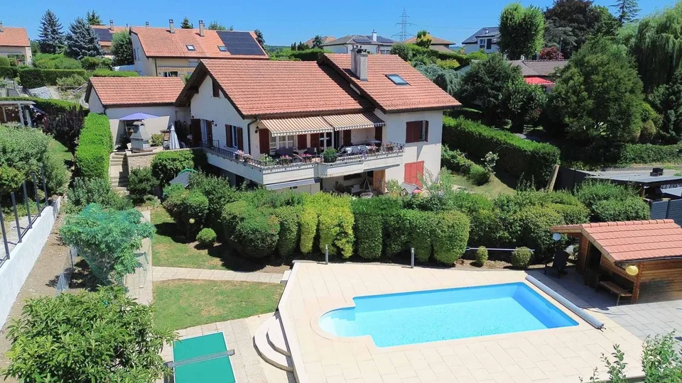 Villa familiale avec piscine et vue dégagée aux portes de Lausanne