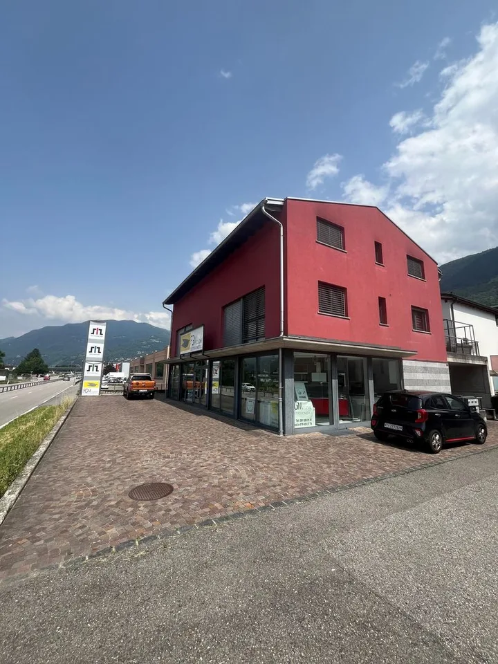 Casa rossa, spazio commerciale, Sant'Antonino