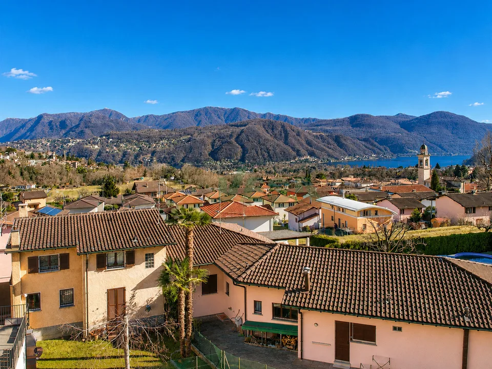 Bel terreno edificabile di 751 m2 ben soleggiato e con vista lago