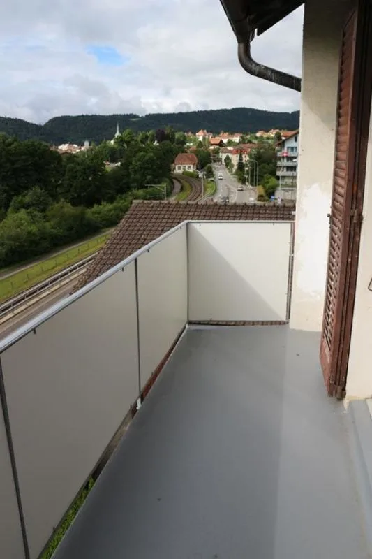 Bel appartamento di 2.5 locali ristrutturato al 1° piano con balconi a Tavannes