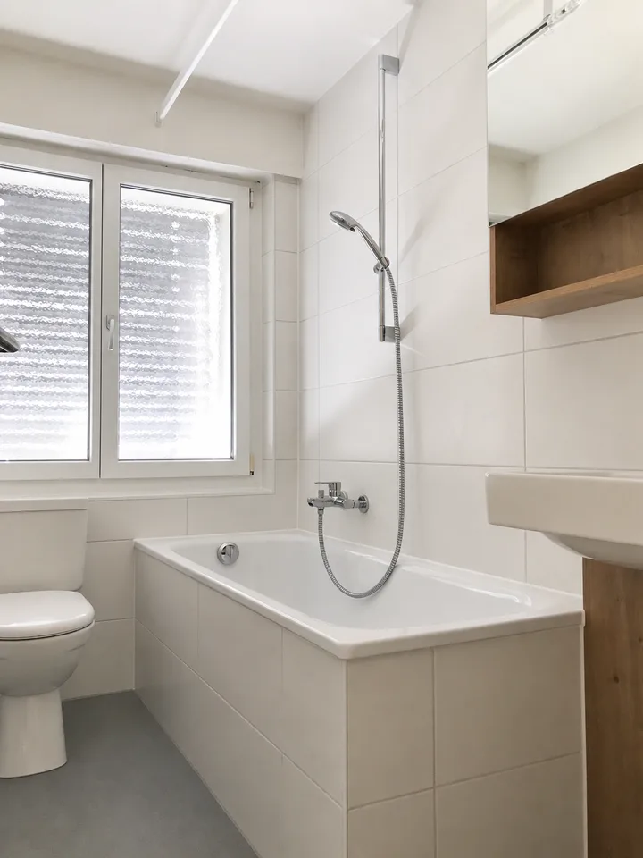 Appartement de 3 pièces complètement rénové, calme et bien desservi