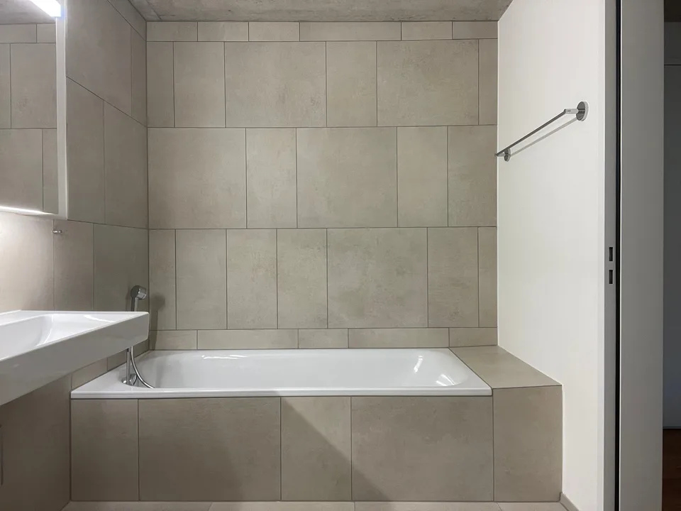 Appartement spacieux et moderne de 3,5 pièces à louer à Höri !