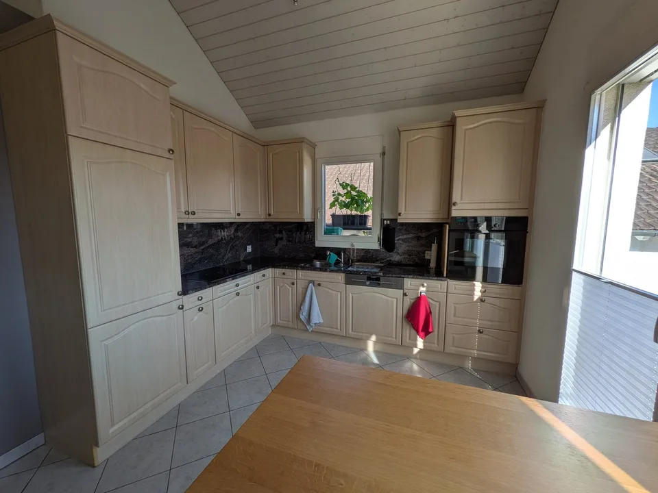 BEFRISTET: 01.01.27 - 31.03.27; Möblierte 3.5-Zimmer-Maisonette mit grosser Terrasse in Rotkreuz