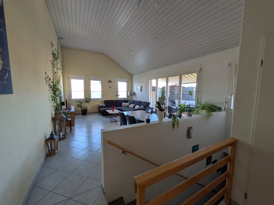 BEFRISTET: Möblierte 3.5-Zimmer-Maisonette mit grosser Terrasse in Rotkreuz