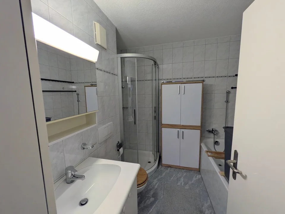 BEFRISTET: 01.01.27 - 31.03.27; Möblierte 3.5-Zimmer-Maisonette mit grosser Terrasse in Rotkreuz