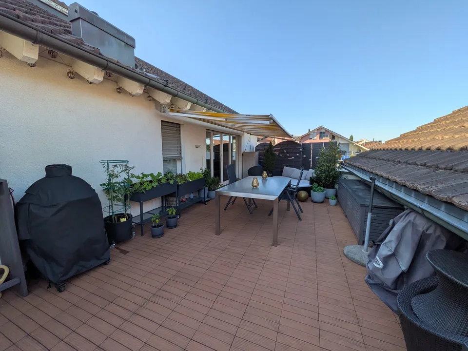 BEFRISTET: 01.01.27 - 31.03.27; Möblierte 3.5-Zimmer-Maisonette mit grosser Terrasse in Rotkreuz
