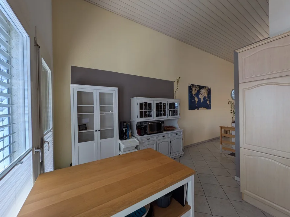 BEFRISTET: 01.01.27 - 31.03.27; Möblierte 3.5-Zimmer-Maisonette mit grosser Terrasse in Rotkreuz