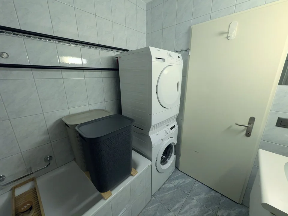 BEFRISTET: 01.01.27 - 31.03.27; Möblierte 3.5-Zimmer-Maisonette mit grosser Terrasse in Rotkreuz