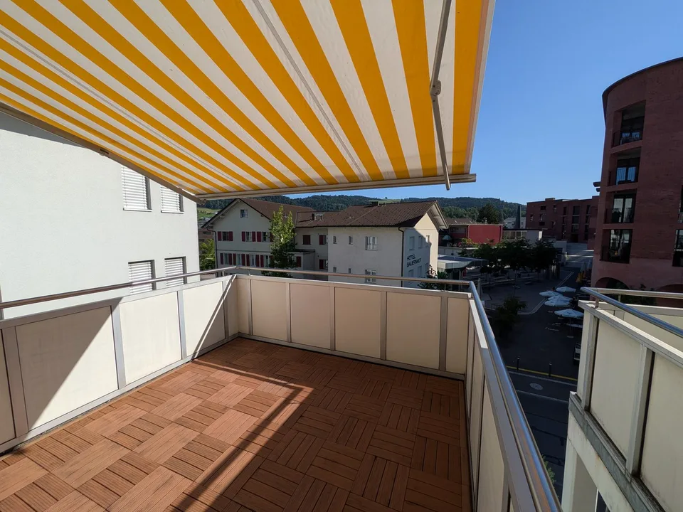 BEFRISTET: 01.01.27 - 31.03.27; Möblierte 3.5-Zimmer-Maisonette mit grosser Terrasse in Rotkreuz