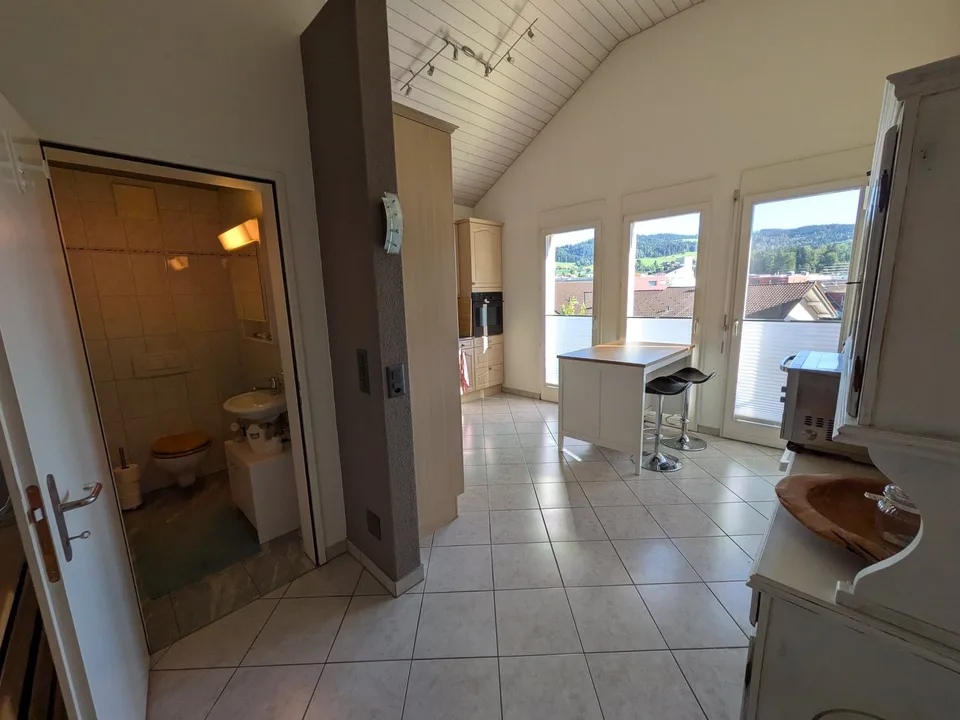 BEFRISTET: 01.01.27 - 31.03.27; Möblierte 3.5-Zimmer-Maisonette mit grosser Terrasse in Rotkreuz