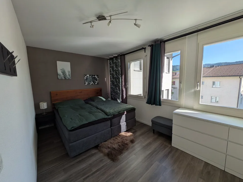 BEFRISTET: 01.01.27 - 31.03.27; Möblierte 3.5-Zimmer-Maisonette mit grosser Terrasse in Rotkreuz