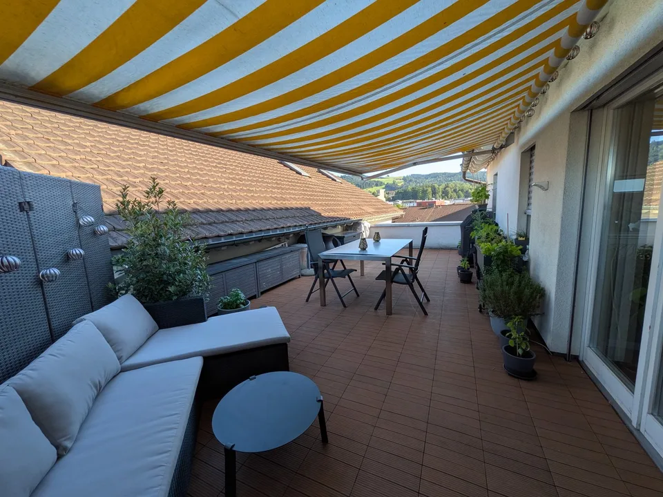 BEFRISTET: 01.01.27 - 31.03.27; Möblierte 3.5-Zimmer-Maisonette mit grosser Terrasse in Rotkreuz