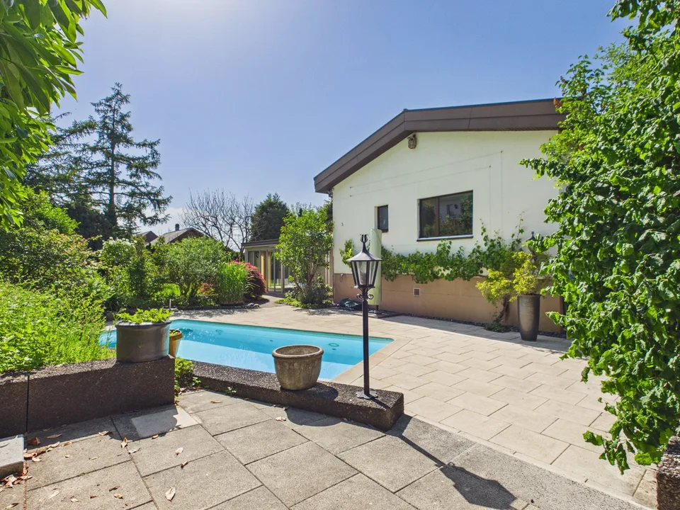 Exclusive 7.5-room single-family house with pool, winter garden, and plenty of privacy in Arch BE