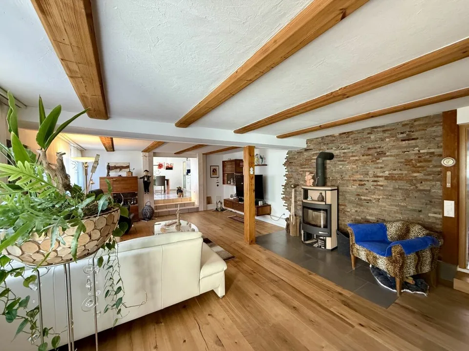 Propriété unique avec espace commercial, jardin paradisiaque et potentiel d'expansion – photo 8 sur 23