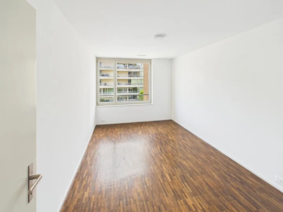 Appartement 3.5 pièces avec salle de bain neuve et balcon à Glattpark