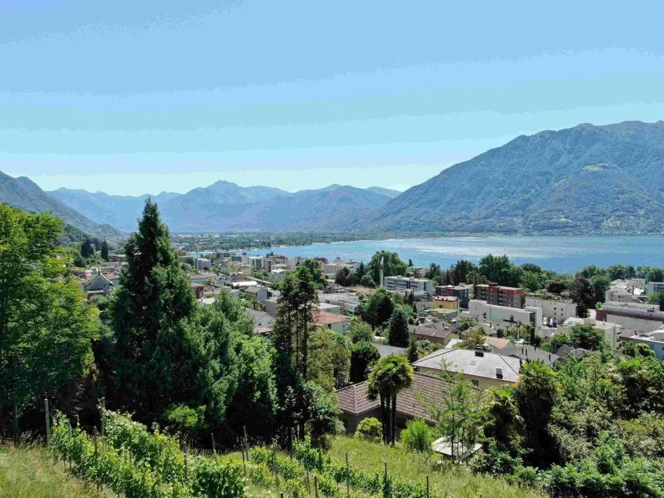 Ultima occasione: magnifico 3.5 locali con ampia terrazza, vista lago, wellness e piscina