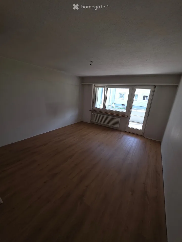 Großzügige 3,5-Zimmer-Wohnung in Kilchberg ZH, frisch renoviert und neu gestrichen.
