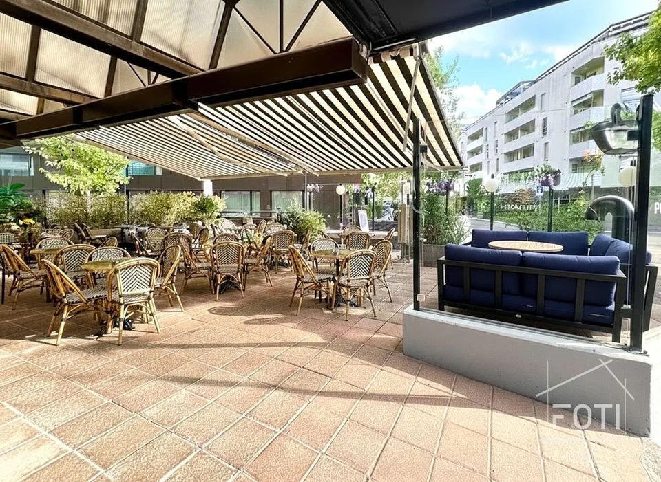 Local commercial avec terrasse.