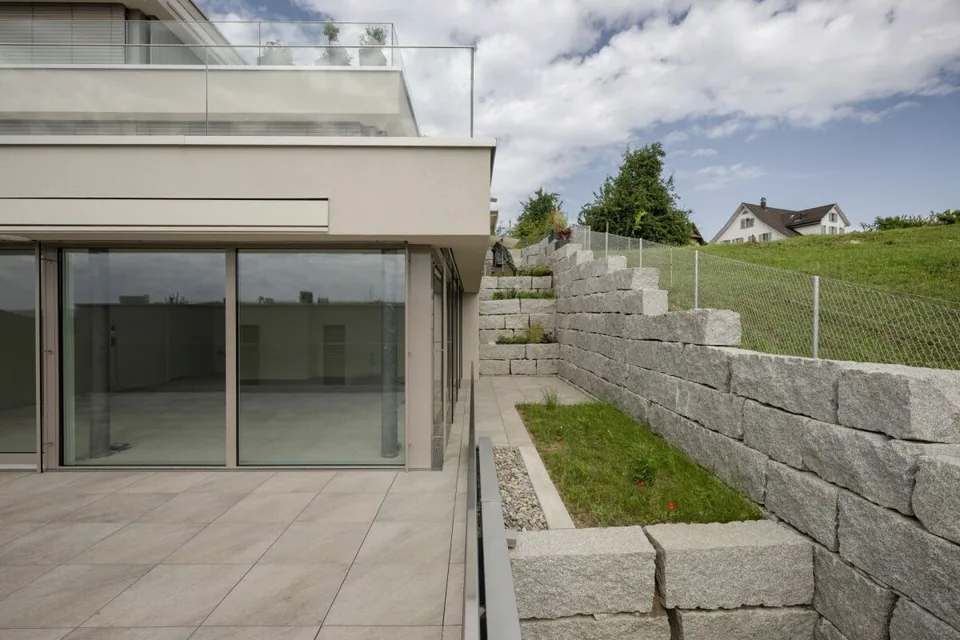 2-Etagen Terrassenhaus mit 2 Terrassen und 1 Sitzplatz