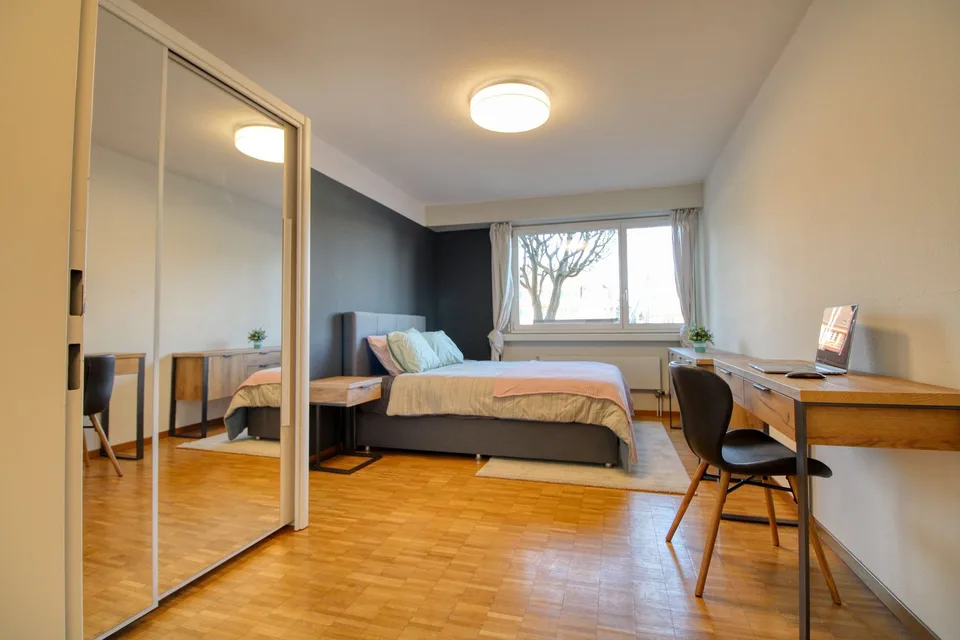 Möbliertes Zimmer in modernisierter Wohnung an top Lage