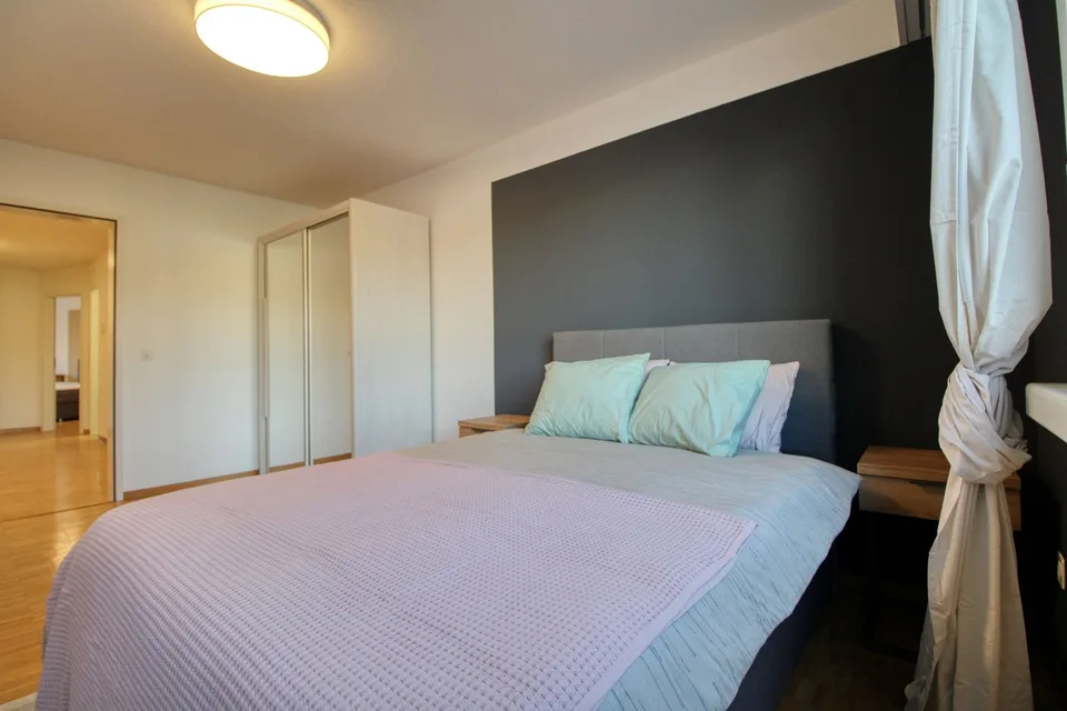 Möbliertes Zimmer in modernisierter Wohnung an top Lage
