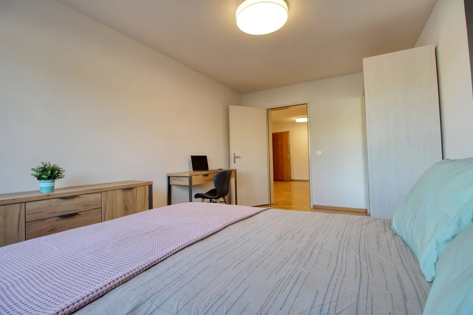 Möbliertes Zimmer in modernisierter Wohnung an top Lage
