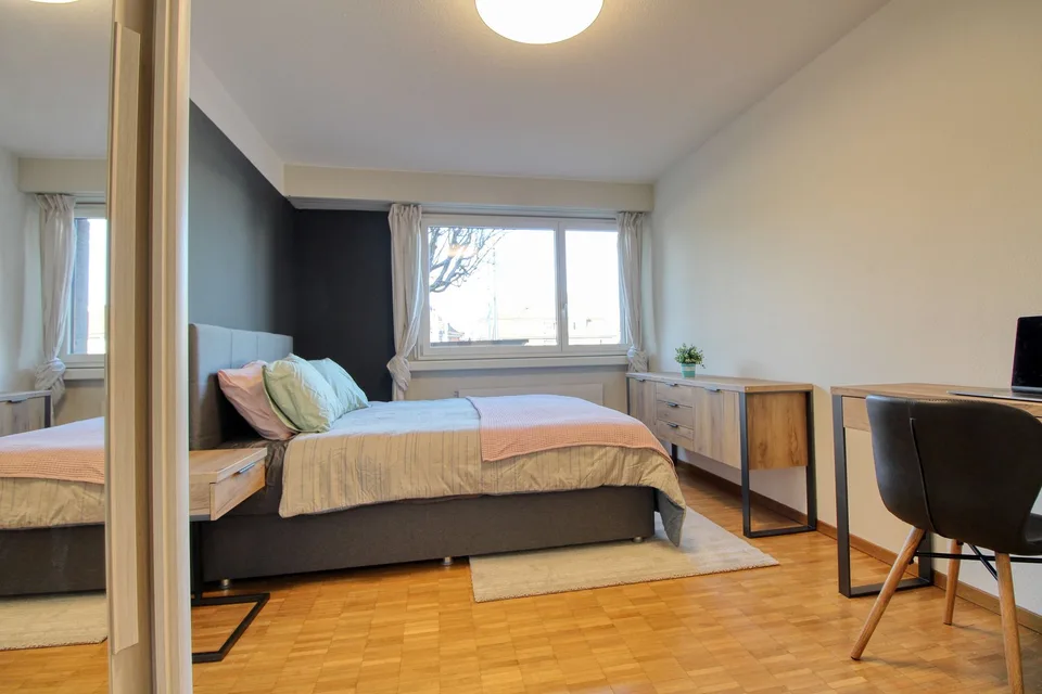 Möbliertes Zimmer in modernisierter Wohnung an top Lage