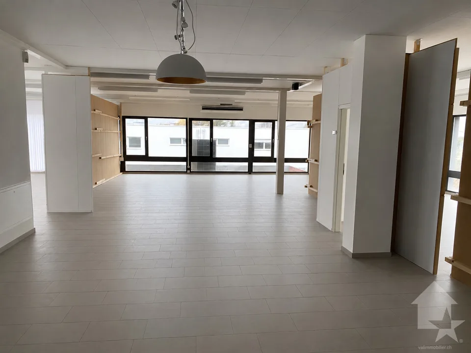 In affitto, grande superficie di 268 m2 - zona commerciale Conthey