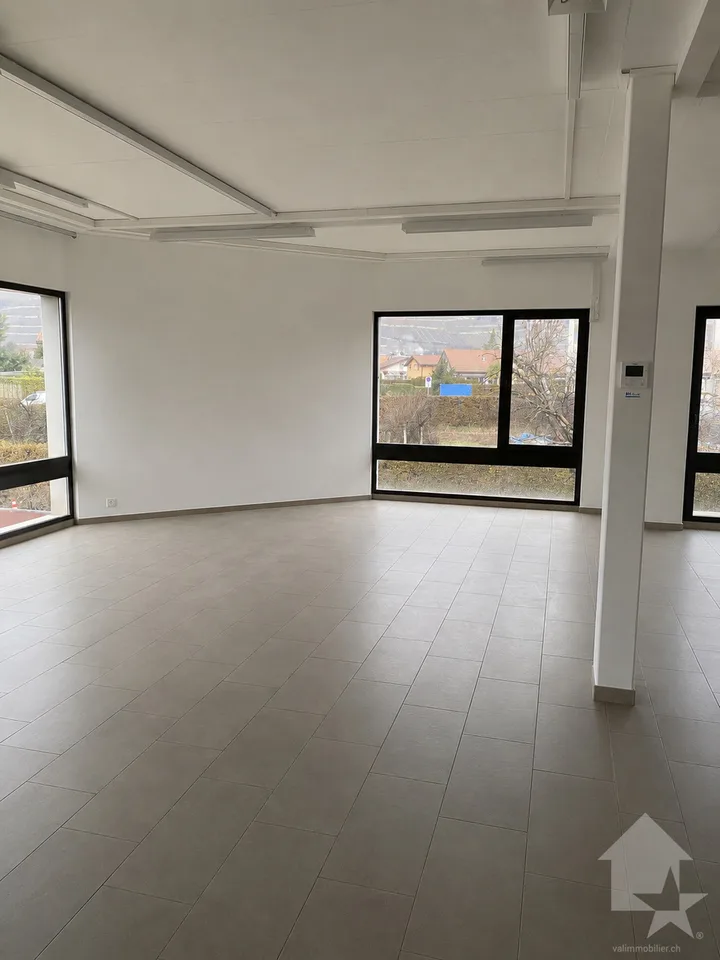 In affitto, grande superficie di 268 m2 - zona commerciale Conthey