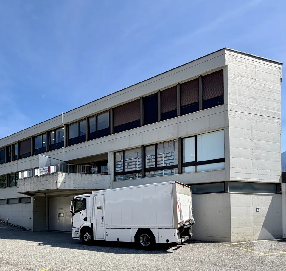 In affitto, grande superficie di ca. 130 m2 - zona commerciale Conthey
