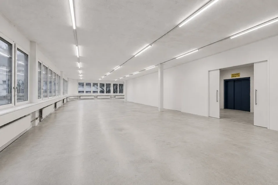 Spazio commerciale flessibile direttamente sulla A1 - accessibile, versatile
