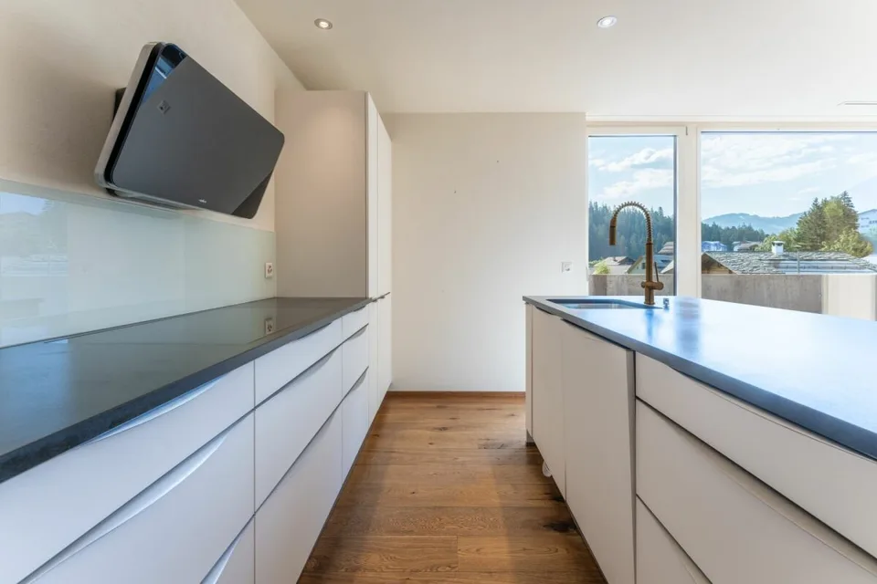Maison à deux familles attrayante avec 5,5 pièces appartement principal et 2,5 pièces second appartement à vendre