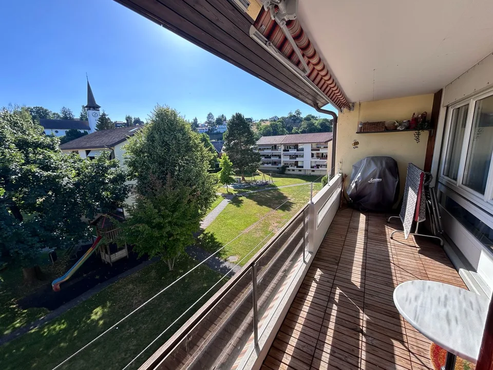 Appartement lumineux 4.5 pièces avec balcon et belle vue à Uetendorf
