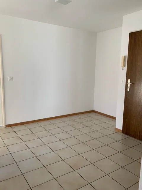 Bello appartamento di 3.5 locali con balcone e cucina nuova