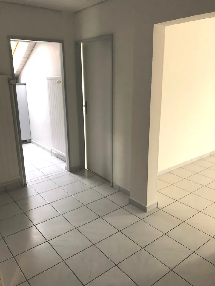 Appartement lumineux 3.5 pièces avec balcon dans un quartier calme de Schwadernau