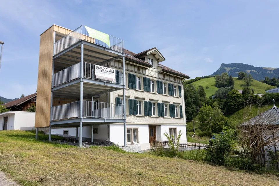 Appartement moderne 3.5 pièces en mansarde dans un quartier calme à Nesslau