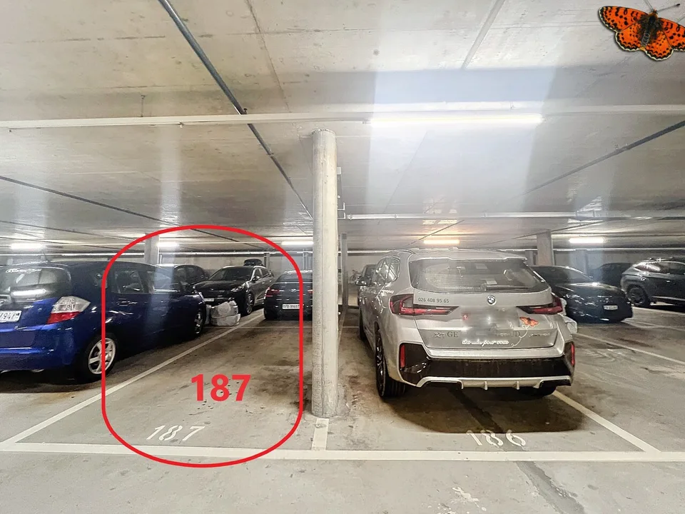 FRIBOURG - Place de parc voiture intérieure