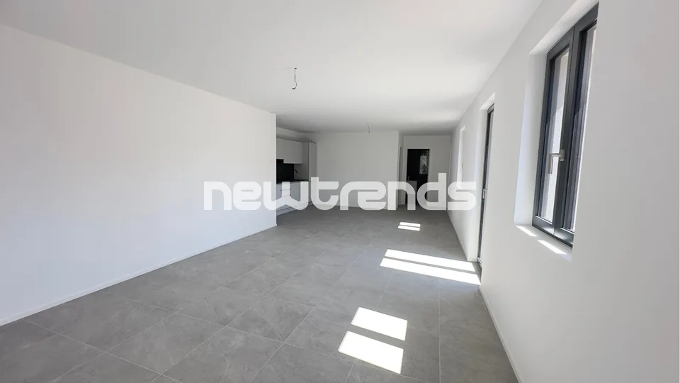 Ampio e luminoso 3.5 locali con balcone e vista aperta, mai abitato. – foto 8 di 13